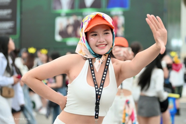 Fan Việt diện mốt 'bà thím' xem concert G-Dragon - 3