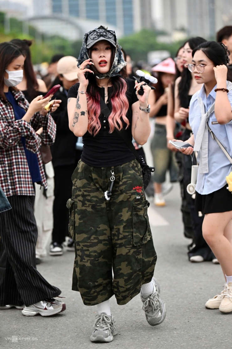 Fan Việt diện mốt 'bà thím' xem concert G-Dragon - 4