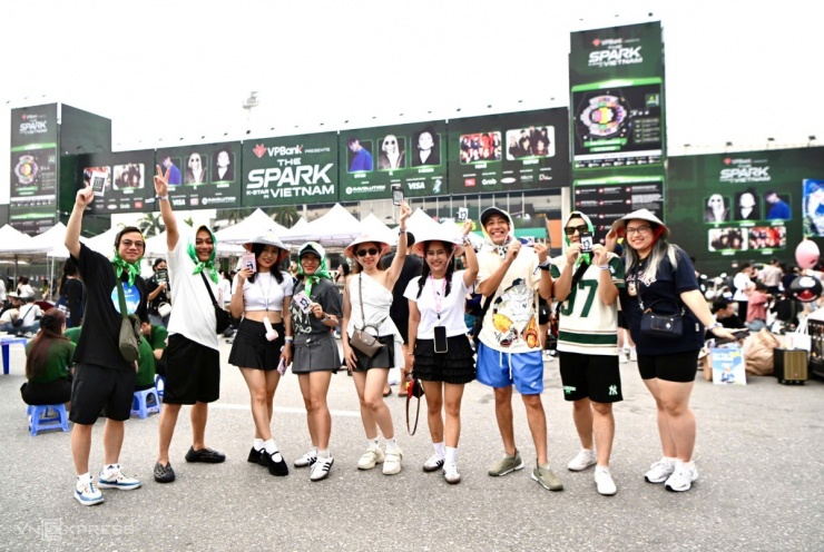 Fan Việt diện mốt 'bà thím' xem concert G-Dragon - 1