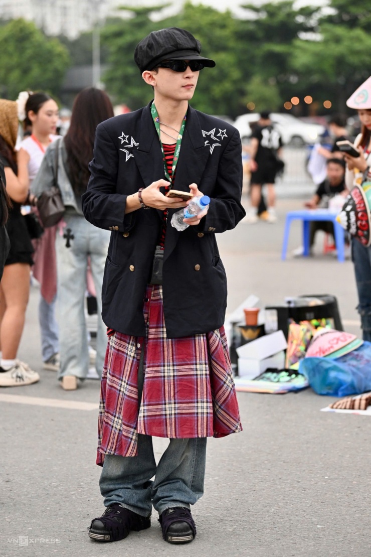 Fan Việt diện mốt 'bà thím' xem concert G-Dragon - 11