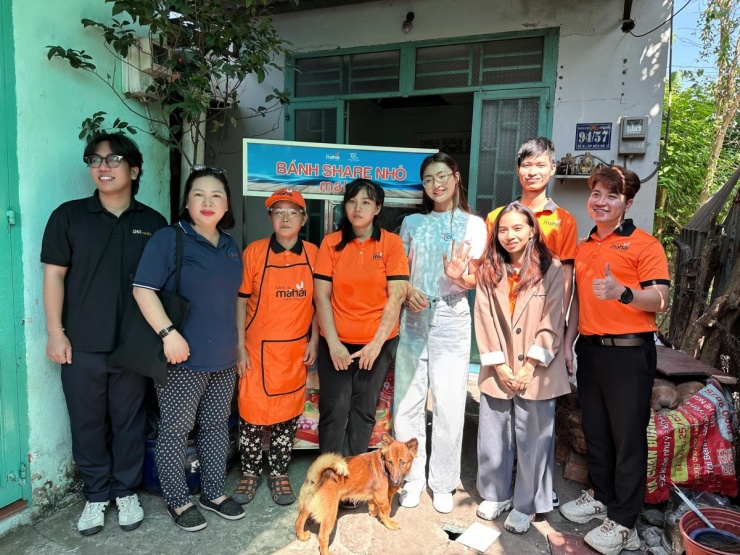 Xuân Hạnh (thứ năm từ trái sang) tiếp tục phát triển dự án nhân ái Bánh share nhỏ, giúp đỡ hoàn cảnh khó khăn, người vô gia cư. Đến nay, cô cho biết đã tiếp cận 20 trường hợp, trao tặng chín chiếc xe bán hàng mưu sinh cho các hộ gia đình. Số lượng cộng tác viên đăng ký đồng hành người đẹp tăng từ 14 lên hơn 300 hồ sơ.