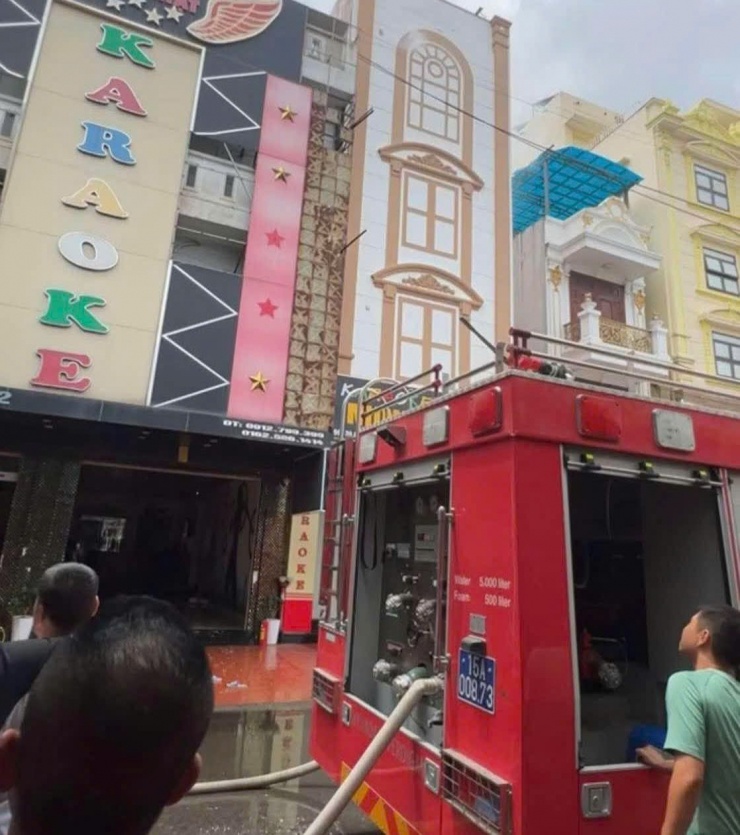 Lực lượng PCCC có mặt tại hiện trường tiến hành dập lửa.