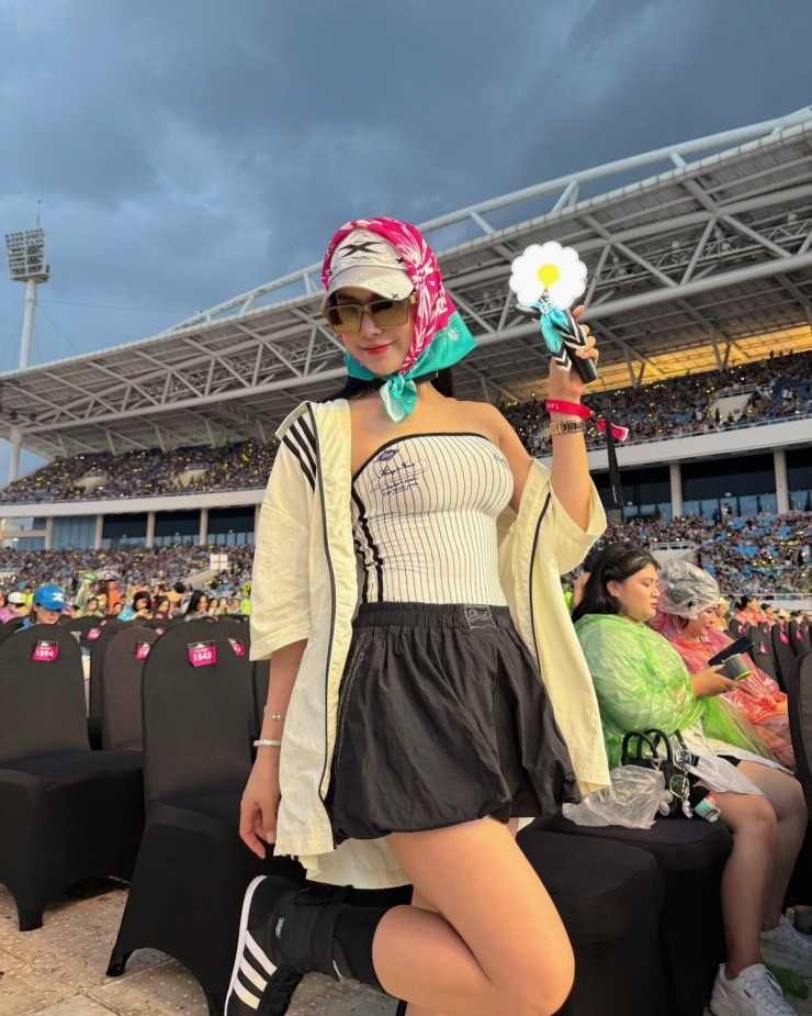 Đàm Thu Trang chít khăn như cụ bà, Quế Vân hở bạo đi xem G-Dragon - 4