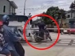 VIDEO: Cố vượt qua đường sắt khi gác chắn đã hạ, người đàn ông bị tàu hỏa tông tử vong