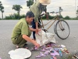 Hàng ngàn thỏi son bị vứt bỏ ven đường Hà Nội, nhiều người mang bao tải, túi tới nhặt