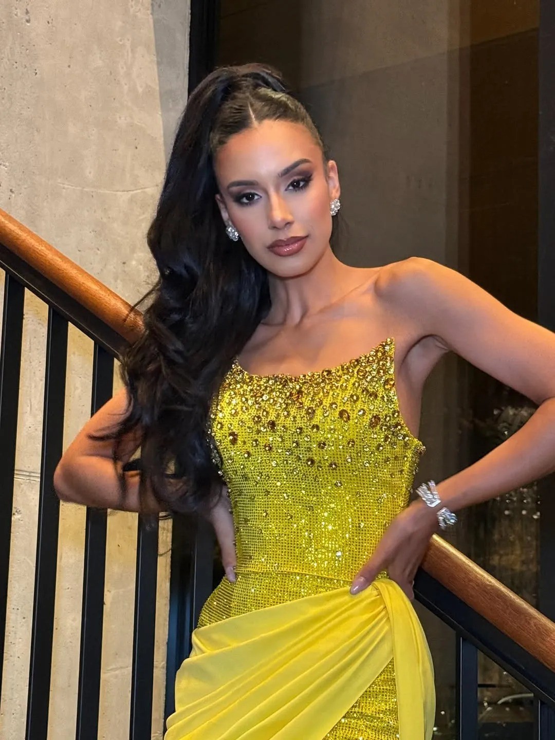 Đại diện Cộng hòa Dominica - Karibel Perez - là ứng viên sáng giá khu vực châu Mỹ. Cô là người mẫu, MC, đã tốt nghiệp loại xuất sắc bằng Quản trị kinh doanh tại Phoenix, Arizona. Người đẹp đam mê du lịch, yêu thích động vật. Cô đã thành lập Sueños Diamantes - tổ chức ​​từ thiện cung cấp thức ăn và nơi trú ẩn cho động vật hoang dã.