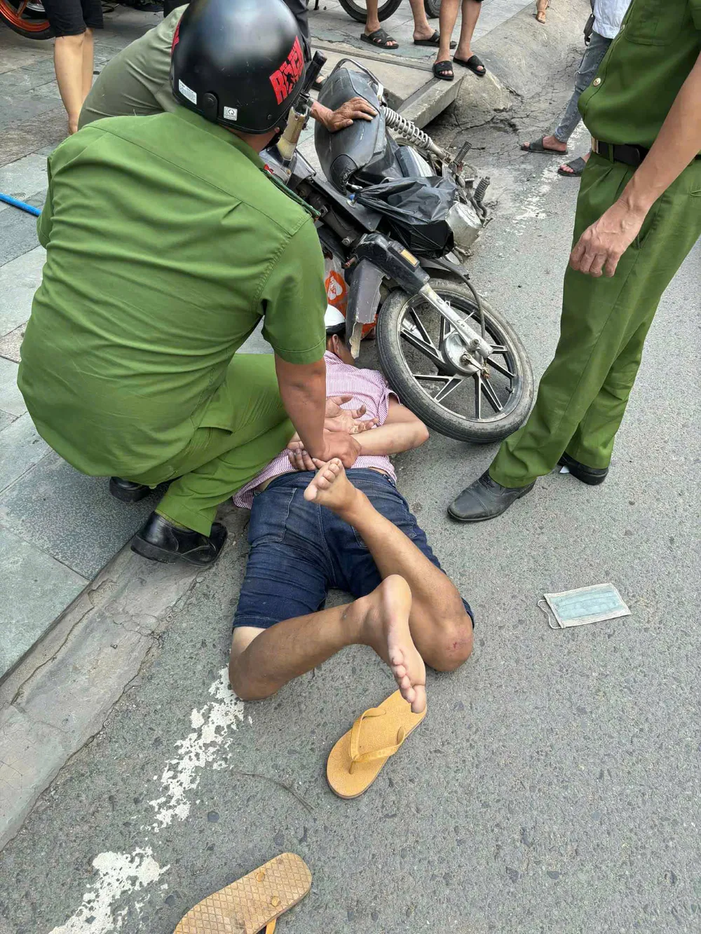 Công an phát hiện truy đuổi và bắt giữ đối tượng