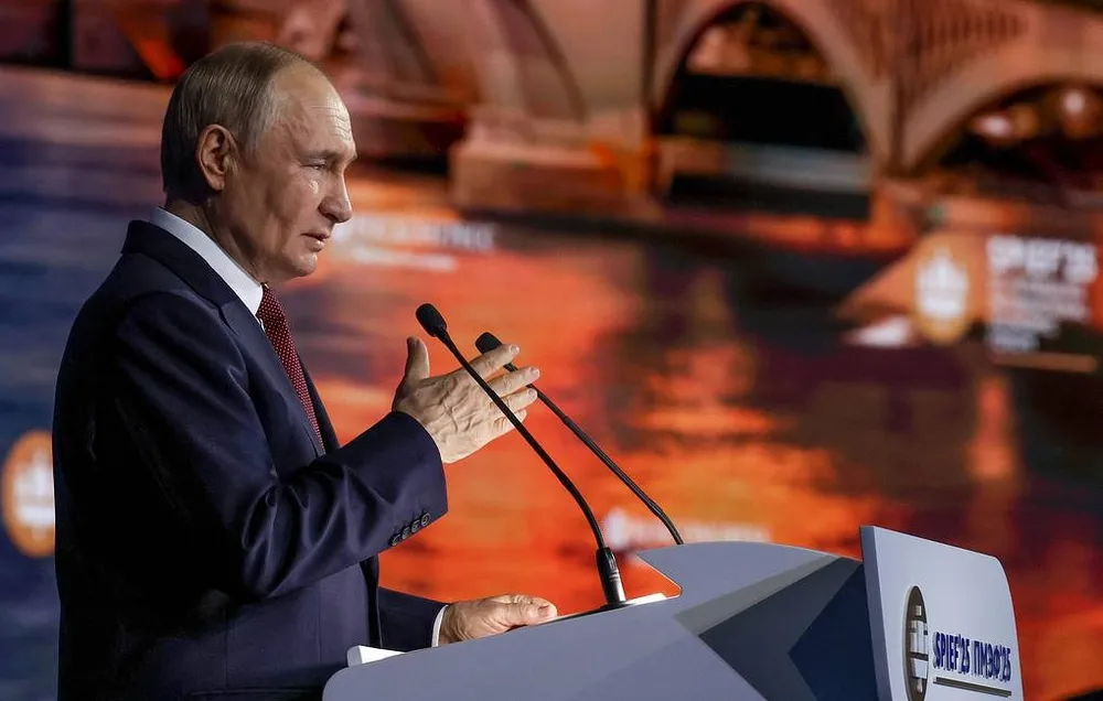 Tổng thống Nga Vladimir Putin phát biểu tại Diễn đàn Kinh tế Quốc tế St. Petersburg hôm 20-6. Ảnh: TASS