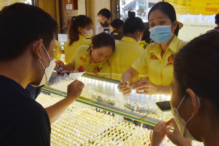 Giá vàng hôm nay lại nóng lên