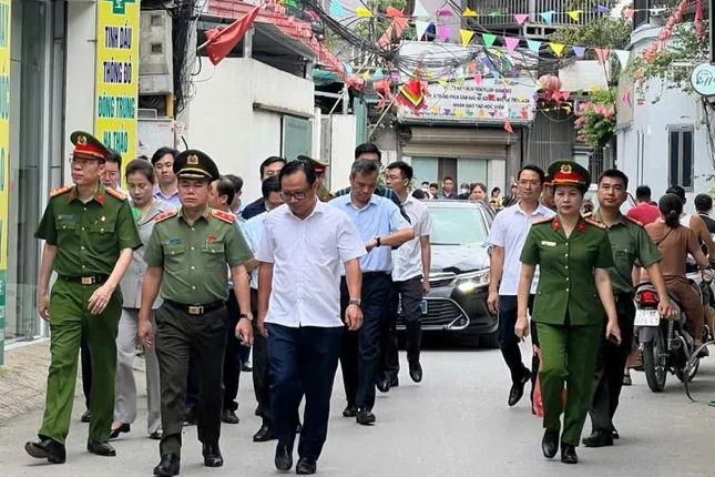 Đoàn công tác làm việc tại La Phù.