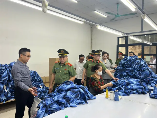 Đoàn công tác đã lắng nghe ý kiến phản ánh về những khó khăn, vướng mắc của đại diện các doanh nghiệp và hộ kinh doanh tư nhân.