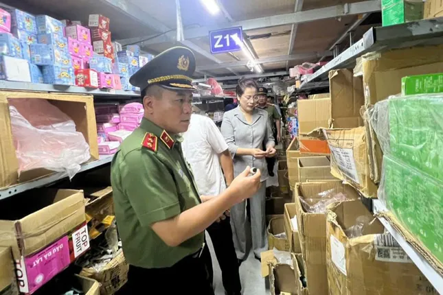 Trung tướng Nguyễn Thanh Tùng kiểm tra thực tế tại cơ sở sản xuất ở La Phù.