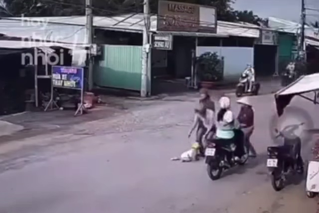 Hình ảnh cháu bé bị mẹ bỏ xuống giữa đường. Ảnh cắt ra từ clip