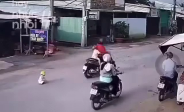 Phẫn nộ cảnh mẹ bỏ con 18 tháng tuổi giữa đường đông xe cộ - 1