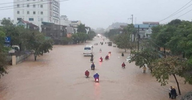 Mưa lớn khiến 1 người chết, nhiều nơi bị ngập nặng