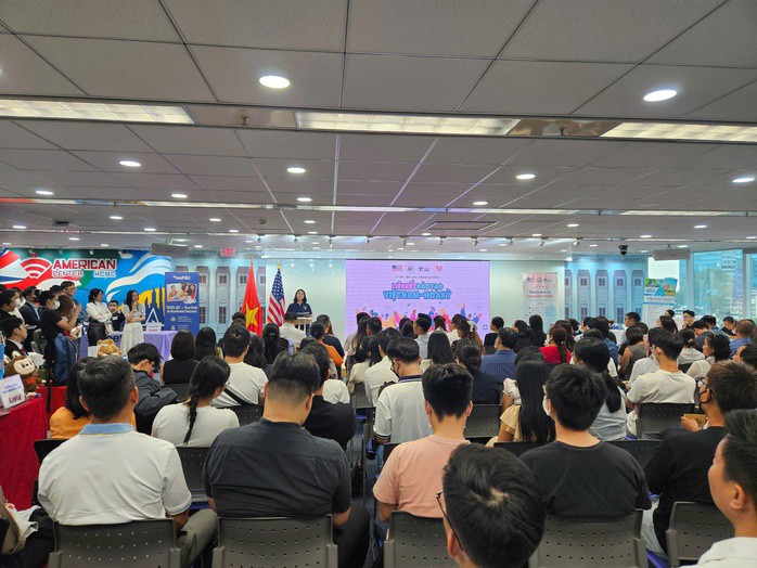 Đông đảo phụ huynh và học sinh tham gia triển lãm chương trình liên kết đào tạo Việt Nam - Mỹ vào cuối tháng 5-2025
