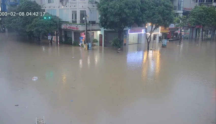 Mưa lớn gây ngập sâu tại một số khu vực TP.Thái Nguyên. Ảnh: CTV