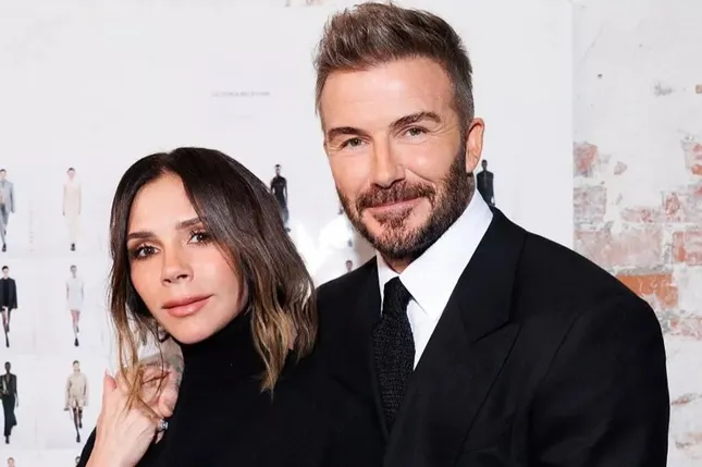 Theo Mirror, David và Victoria Beckham bức xúc vì có người muốn phá hoại cuộc hôn nhân của con trai họ. Ảnh: Mirror.