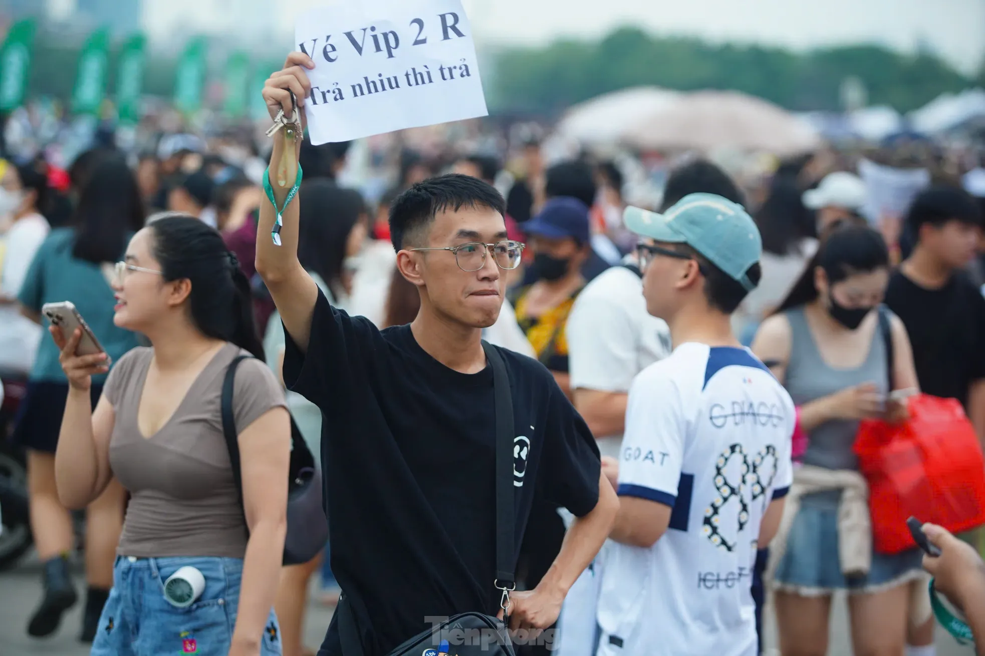 Vé VIP 2 là hạng vé ngồi có giá gốc là 5 triệu đồng, nhưng được người bán rao giá "tùy tâm". Gương mặt người này thể hiện rõ sự chán nản khi không thể bán được vé.