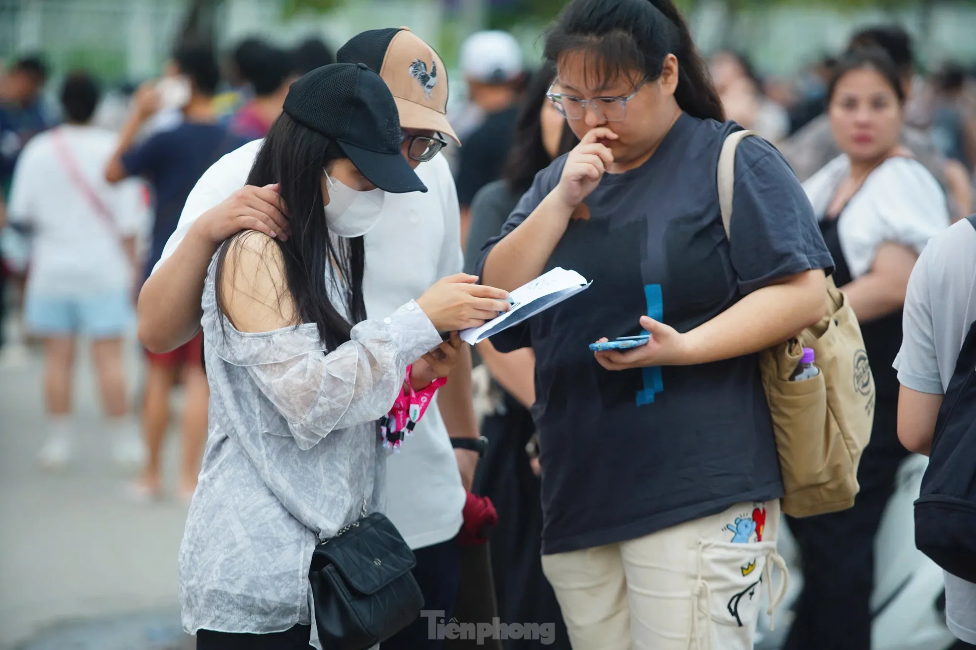 Phe vé này còn khá nhiều vé hạng SVIP. Nhiều khán giả khảo giá, trả giá, nhưng không mua.