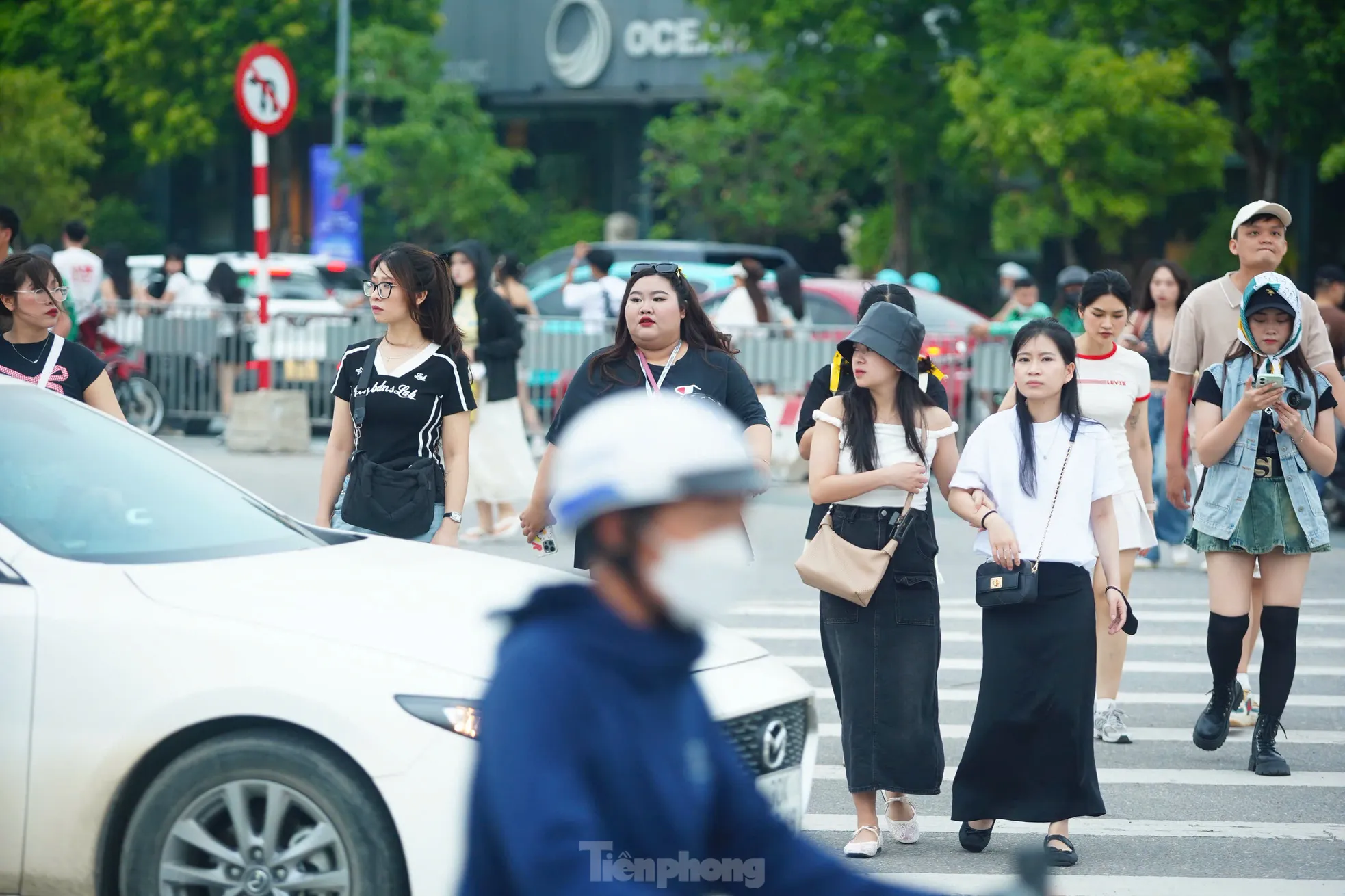 Sát giờ diễn, dòng người đổ về đây ngày càng đông. Thời tiết Hà Nội có mưa nhỏ nhưng không ngăn cản được mong muốn "đu" thần tượng của nhiều người.