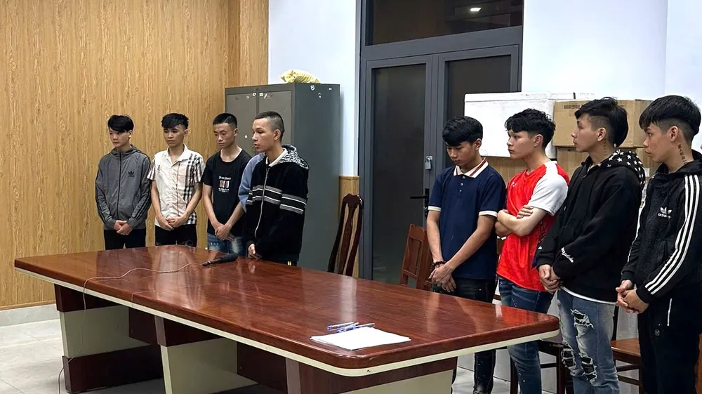 Nhóm thanh thiếu niên bị công an triệu tập làm rõ. Ảnh: CA.