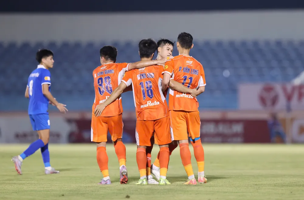 SHB Đà Nẵng rộng cửa không rớt hạng trực tiếp trong cuộc chiến sinh tử cuối mùa. Ảnh: CCT.