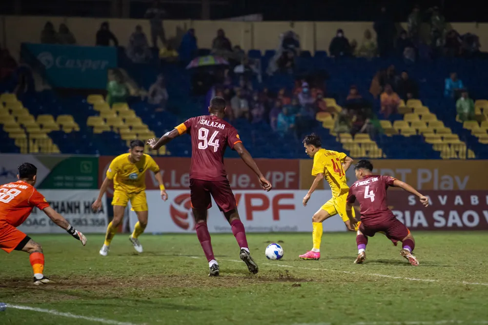 Bình Định thất thế nhất ở cuộc chiến sinh tử trong trận cuối V-League khi còn kém đội áp chót SHB Đà Nẵng 2 điểm. Ảnh: CCT.