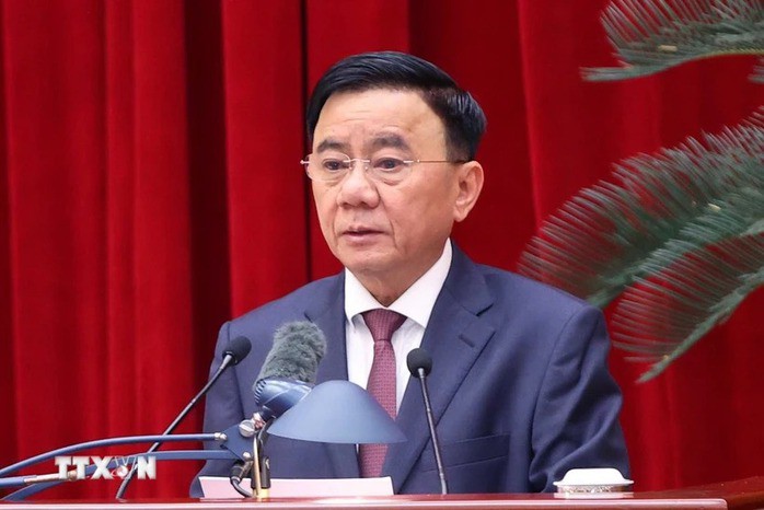 Ủy viên Bộ Chính trị, Thường trực Ban Bí thư Trần Cẩm Tú ký ban hành Kết luận số 169 của Bộ Chính trị, Ban Bí thư về tập trung hoàn thành nhiệm vụ sắp xếp tổ chức bộ máy và đơn vị hành chính. Ảnh: TTXVN