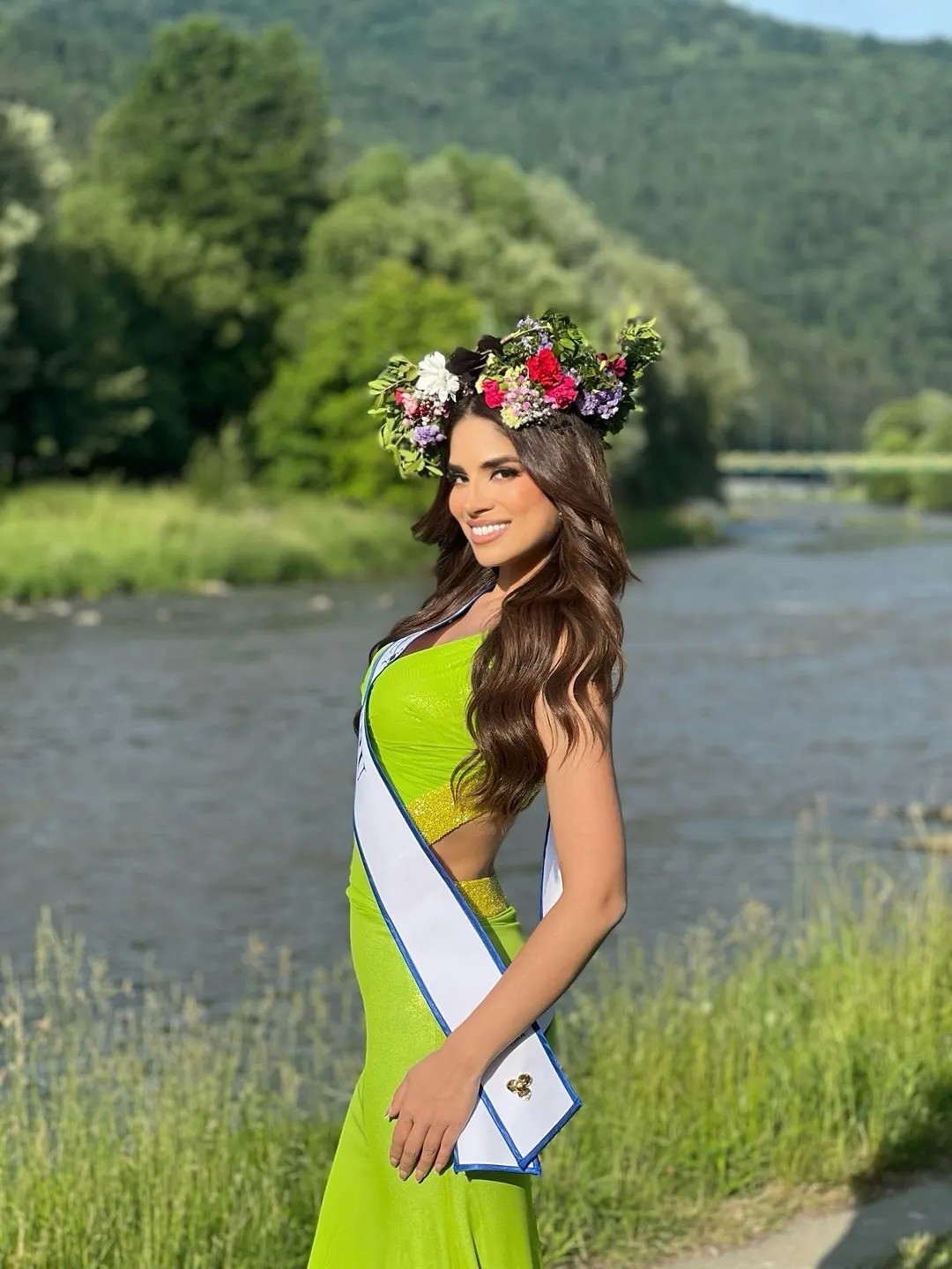 Đại diện Peru - Mayra Messa - năm nay 29 tuổi, là người mẫu và nhà hoạt động xã hội. Cô đang theo đuổi bằng cử nhân Luật và hiện làm trợ lý pháp lý, chuyên về luật dân sự, gia đình và lao động. Cô là thí sinh tiềm năng của khu vực châu Mỹ.