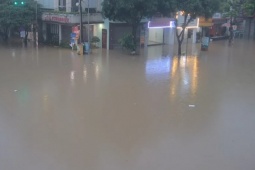 Nhiều tuyến đường ở TP Thái Nguyên chìm trong biển nước sau cơn mưa lớn