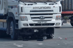 Một phụ nữ bị cuốn vào gầm xe ben tử vong thương tâm ở Bình Dương