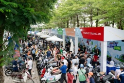 Người Hà Nội nô nức đổi xe máy xăng cũ, lên đời xe máy điện mới