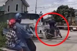 VIDEO: Cố vượt qua đường sắt khi gác chắn đã hạ, người đàn ông bị tàu hỏa tông tử vong