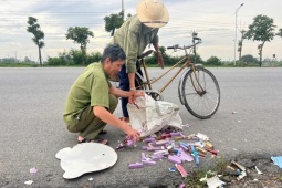 Hàng ngàn thỏi son bị vứt bỏ ven đường Hà Nội, nhiều người mang bao tải, túi tới nhặt