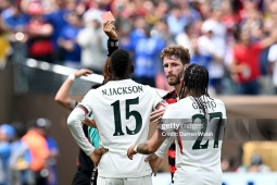 Jackson vào sân 4 phút đã bị đuổi, Chelsea sụp đổ vì "khoảnh khắc mất trí"
