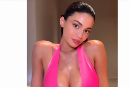 Fan phát sốt với hình ảnh sexy của mỹ nhân có gần 400 triệu người theo dõi