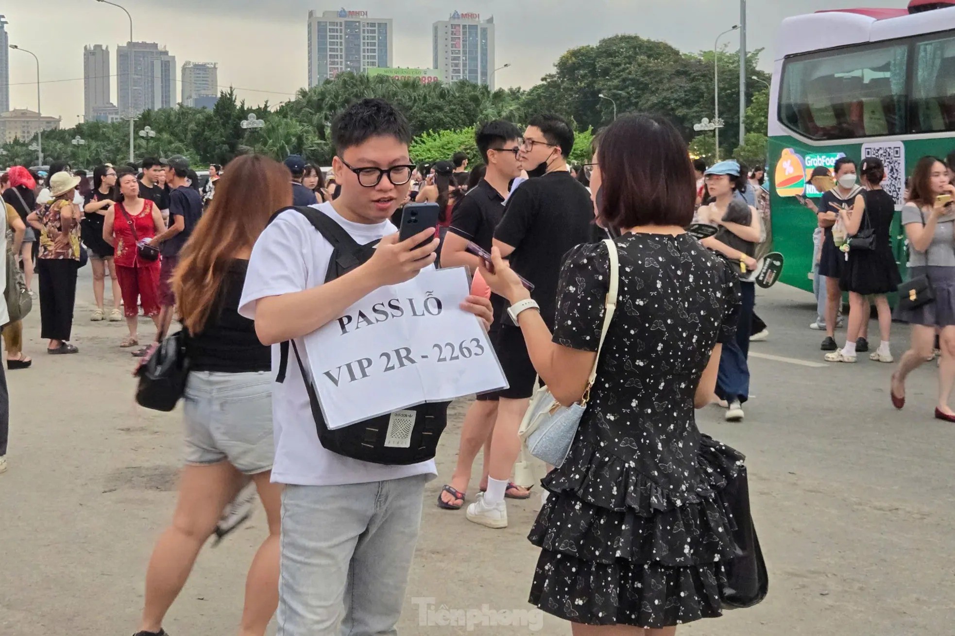 Một khán giả cho rằng lý do vé bị bán tháo vé vì có tin đồn G-Dragon sẽ tổ chức concert tại Việt Nam vào tháng 11. Ngoài ra, khán giả phần lớn chọn mua vé trên mạng trước để đảm bảo có vé vào sân xem thần tượng. Họ không dám đến tận sân mới mua vé.