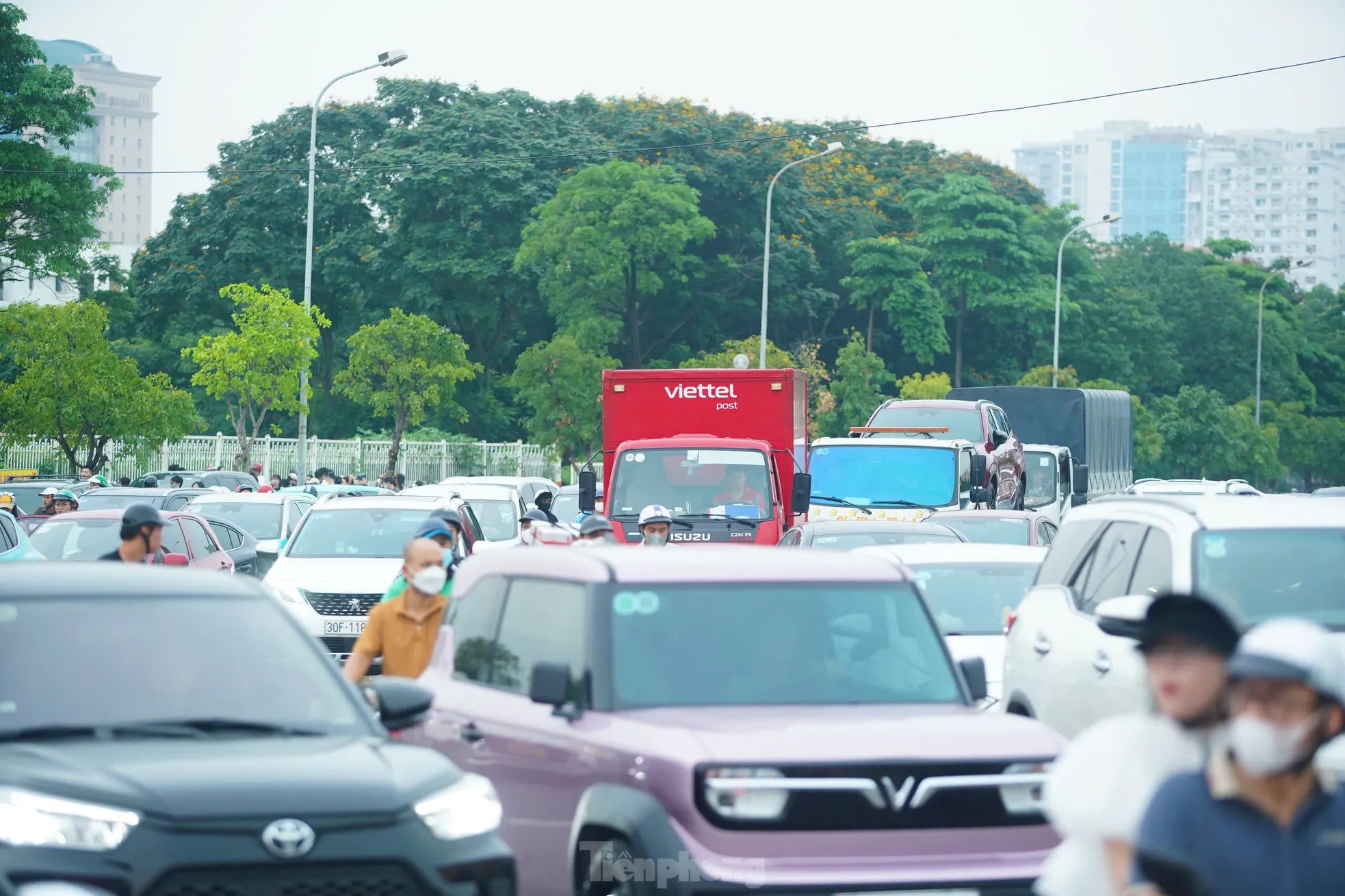 Các phương tiện nối đuôi nhau, ùn ùn đổ về sân vận động Mỹ Đình.