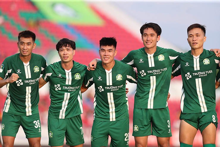 Dù không thể ghi bàn nhưng Công Phượng chơi năng nổ trên hàng công, góp phần giúp Trường Tươi Bình Phước đánh bại Long An với tỉ số chung cuộc 3-0.