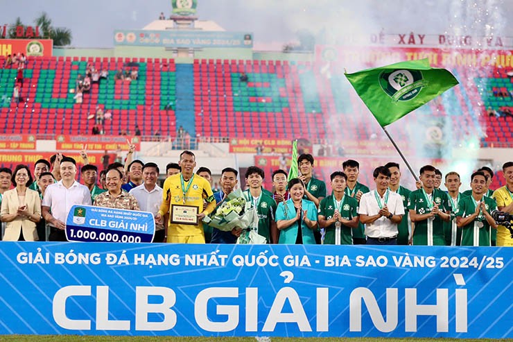 Công Phượng và đồng đội nhận huy chương bạc và khoản tiền thưởng 1 tỷ đồng cho CLB giành hạng Nhì của giải hạng Nhất 2024/25.