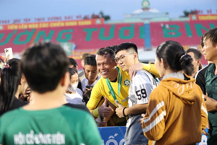 Sau lễ trao giải, hàng ngàn cổ động viên Bình Phước tràn xuống sân chúc mừng các cầu thủ đội nhà.