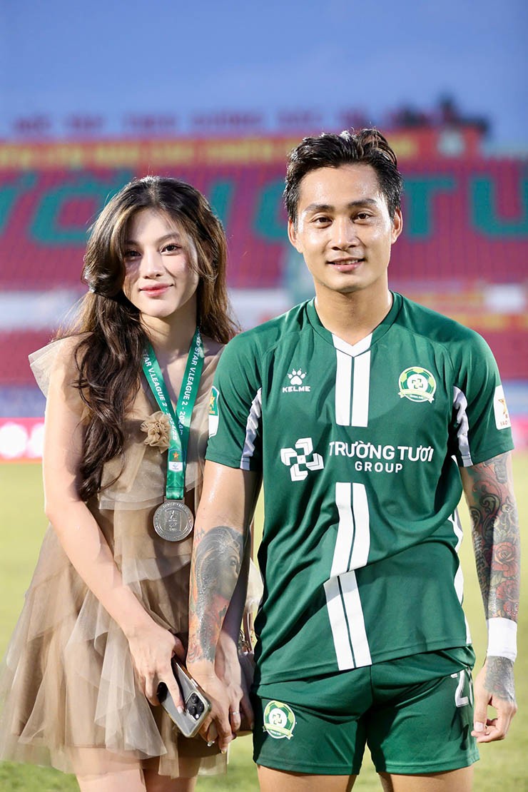 Cựu tiền đạo U23 Việt Nam và vợ sắp cưới Phương Uyên xinh đẹp.