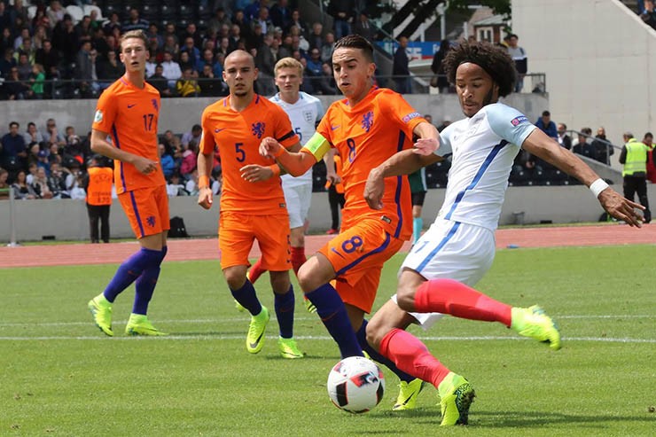U19 Anh (áo trắng) thua đau U19 Hà Lan