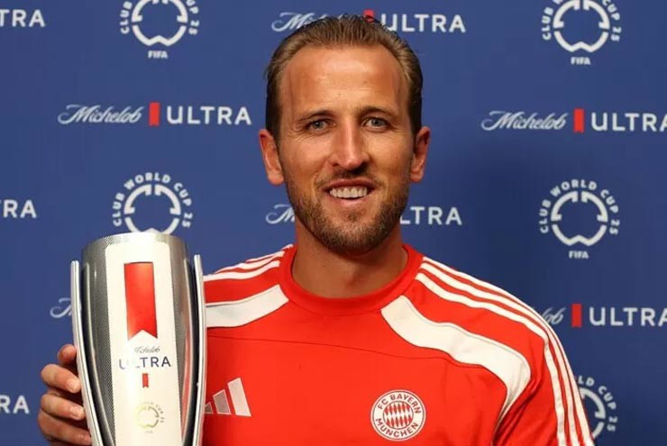 Kane rạng rỡ nhận danh hiệu