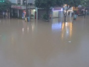 Tin tức trong ngày - Nhiều tuyến đường ở TP Thái Nguyên chìm trong biển nước sau cơn mưa lớn