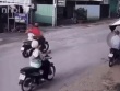 Phẫn nộ cảnh mẹ bỏ con 18 tháng tuổi giữa đường đông xe cộ