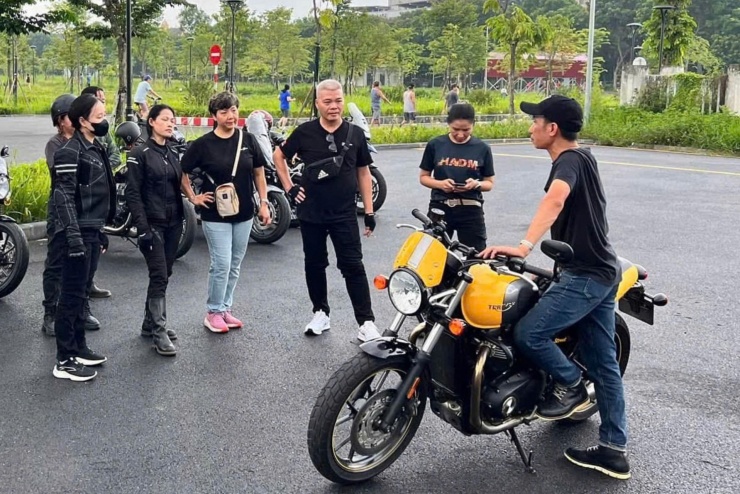 Thực hành kỹ năng lái xe an toàn cùng chuyên gia xe mô tô Nguyễn Văn Lộc . Ảnh NVCC.
