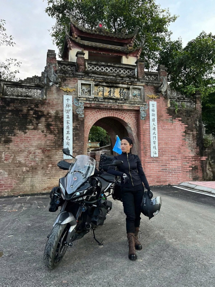 Hình ảnh chị Hoàng Cương cạnh “xế cưng”. Ảnh NVCC.