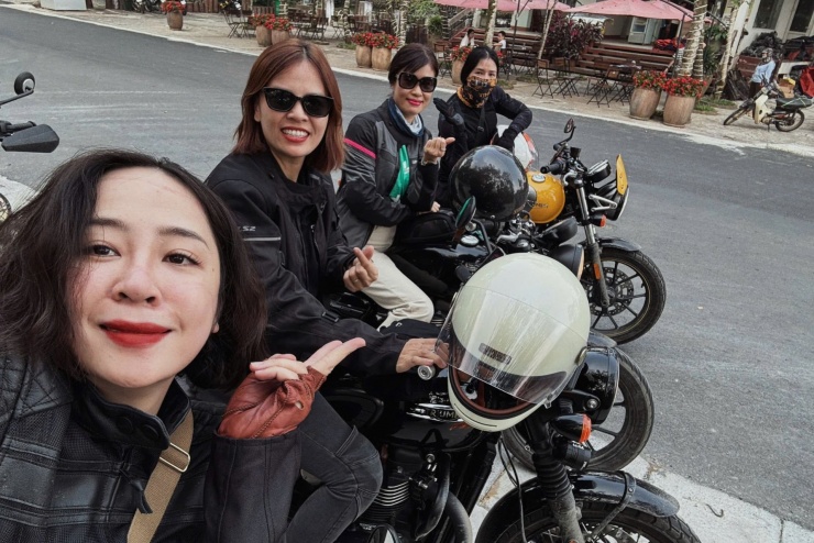 Những khoảnh khắc check in cùng “xế cưng”. Ảnh NVCC.